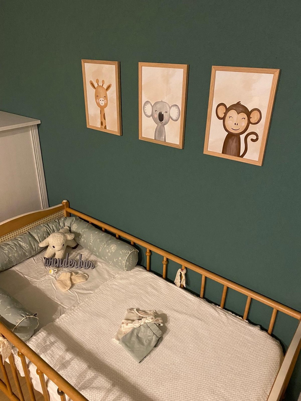 Drei gerahmte Les Petits Prints über dem Kinderbett