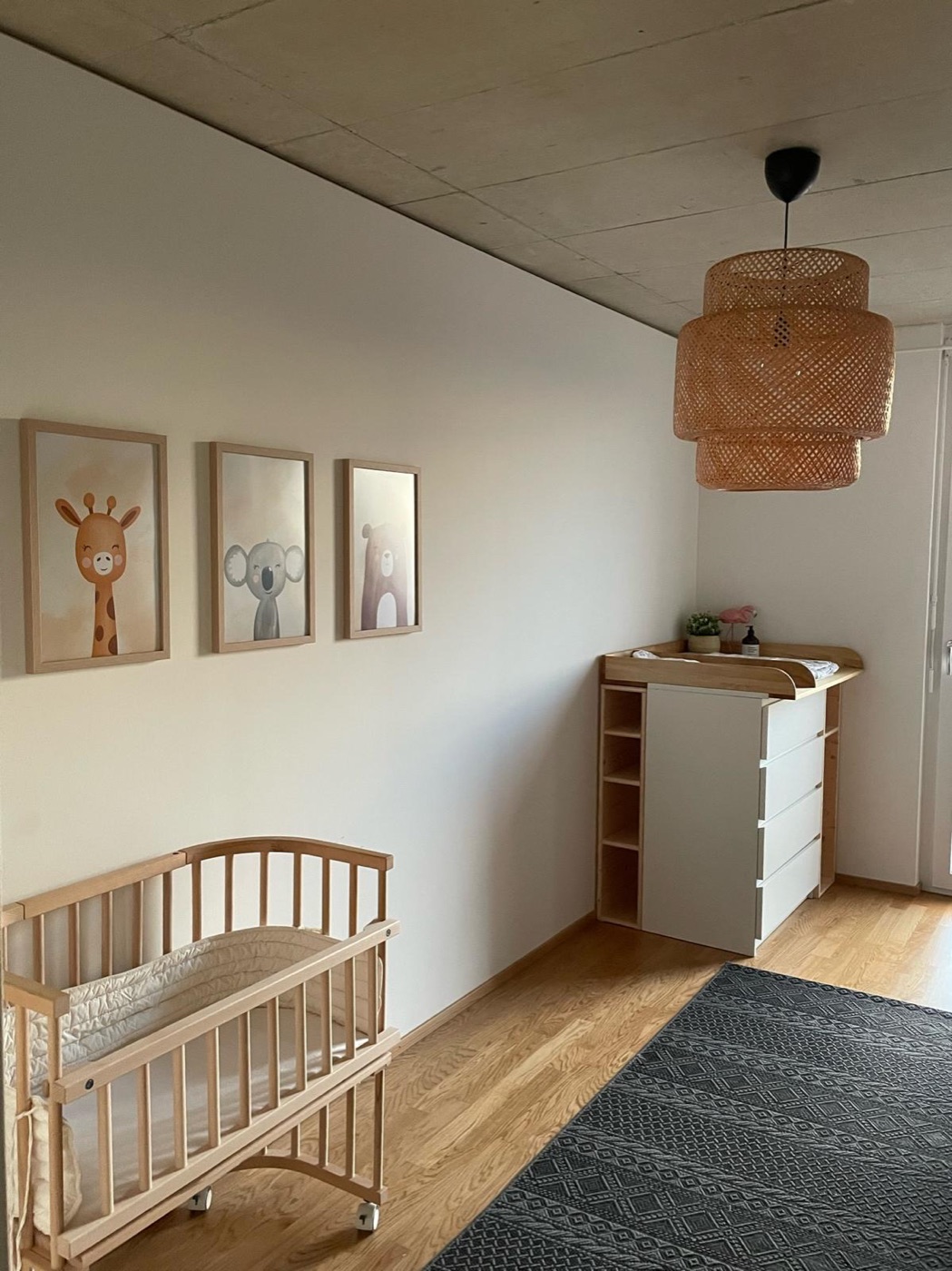Les Petits im hell eingerichteten Kinderzimmer