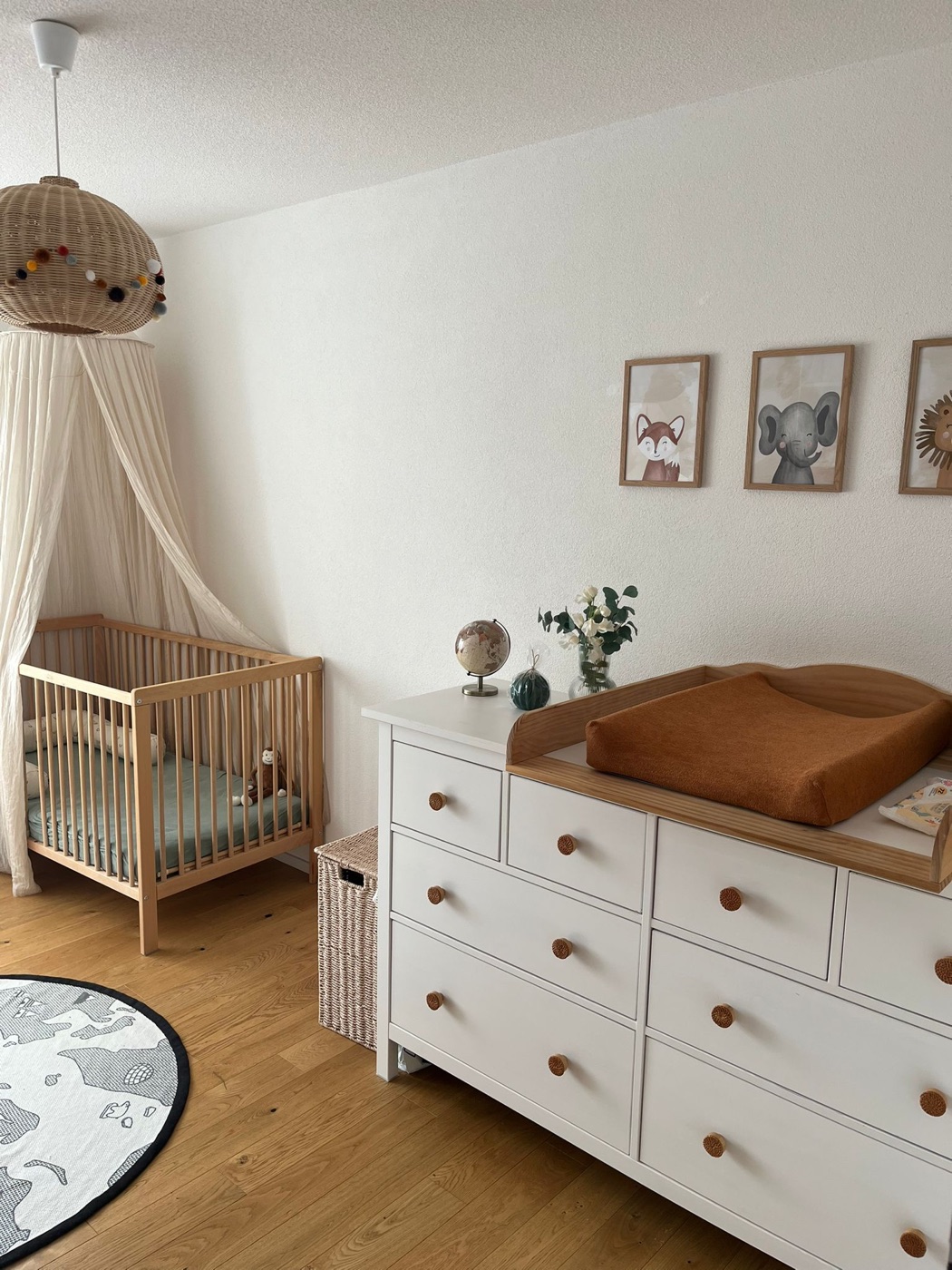Helles Kinderzimmer mit Les Petits Prints, Kinderbett und Wickelkommode