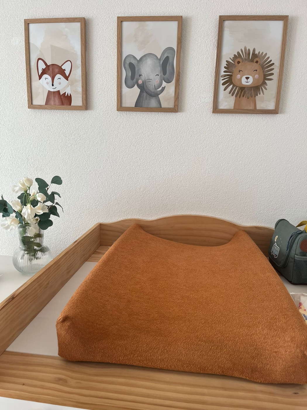 Fuchs, Elefant und Löwe von Les Petits über der Wickelkommode